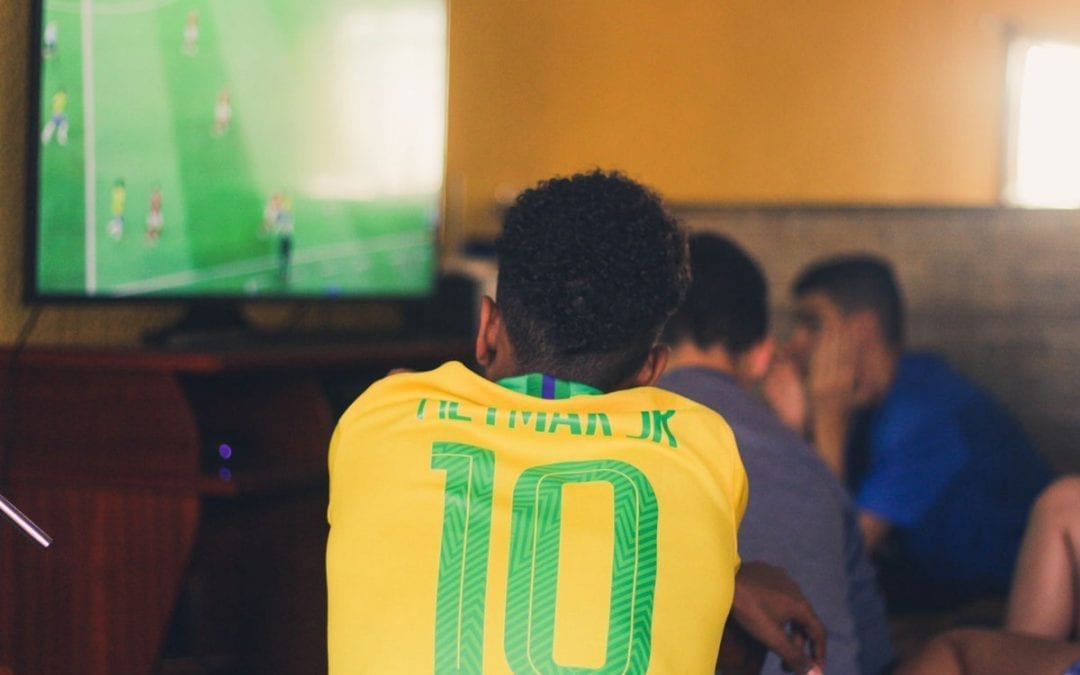 aficionados brasileños viendo un partido