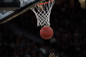 canasta en un partido de baloncesto