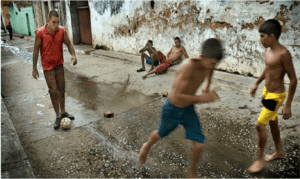Jugando a fútbol en las calles