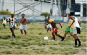 Jugando a fútbol al aire libre