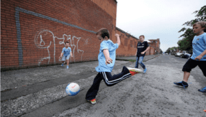 Jugando en la calle con una portería